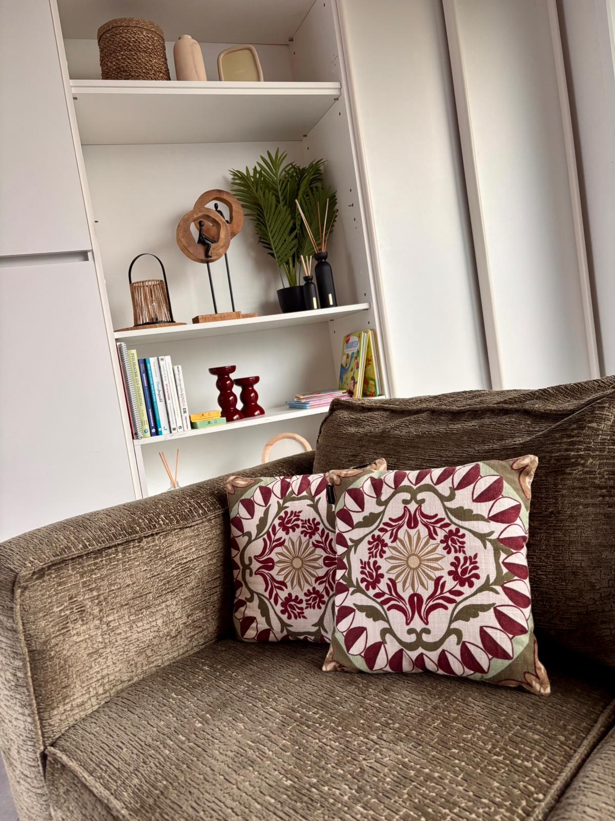 Zithoek met boeken, decoratie en kussens