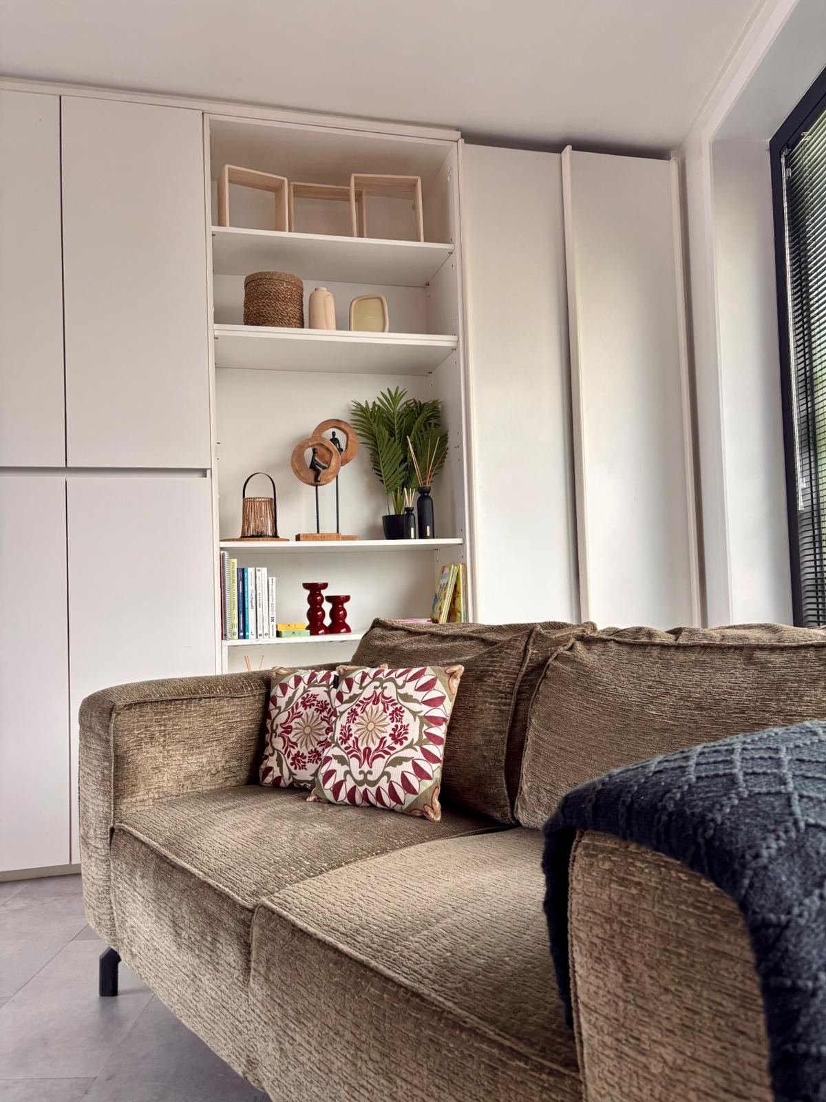 Zithoek met bank en open kast