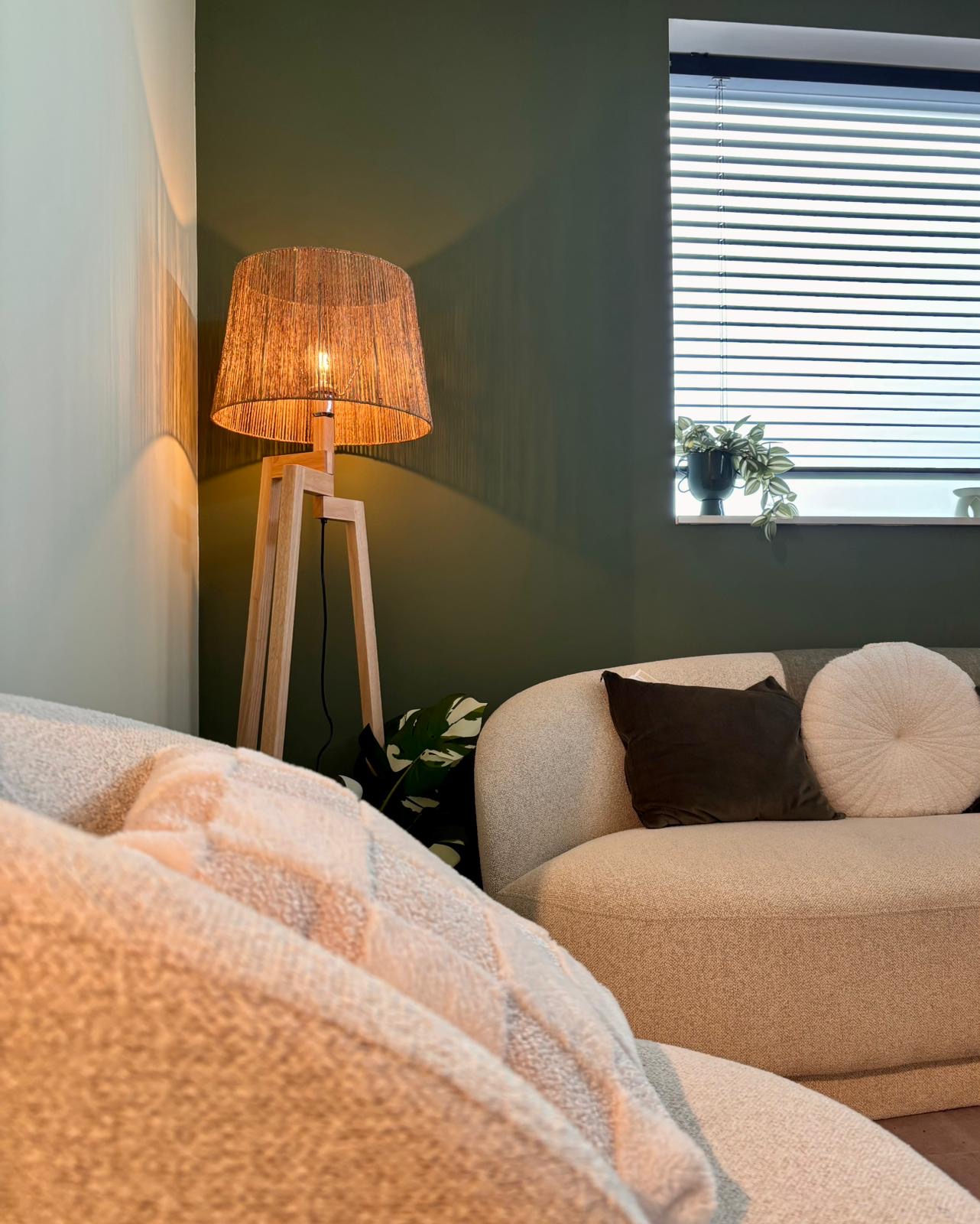Therapieruimte met sofa, lamp en zachte stoffen