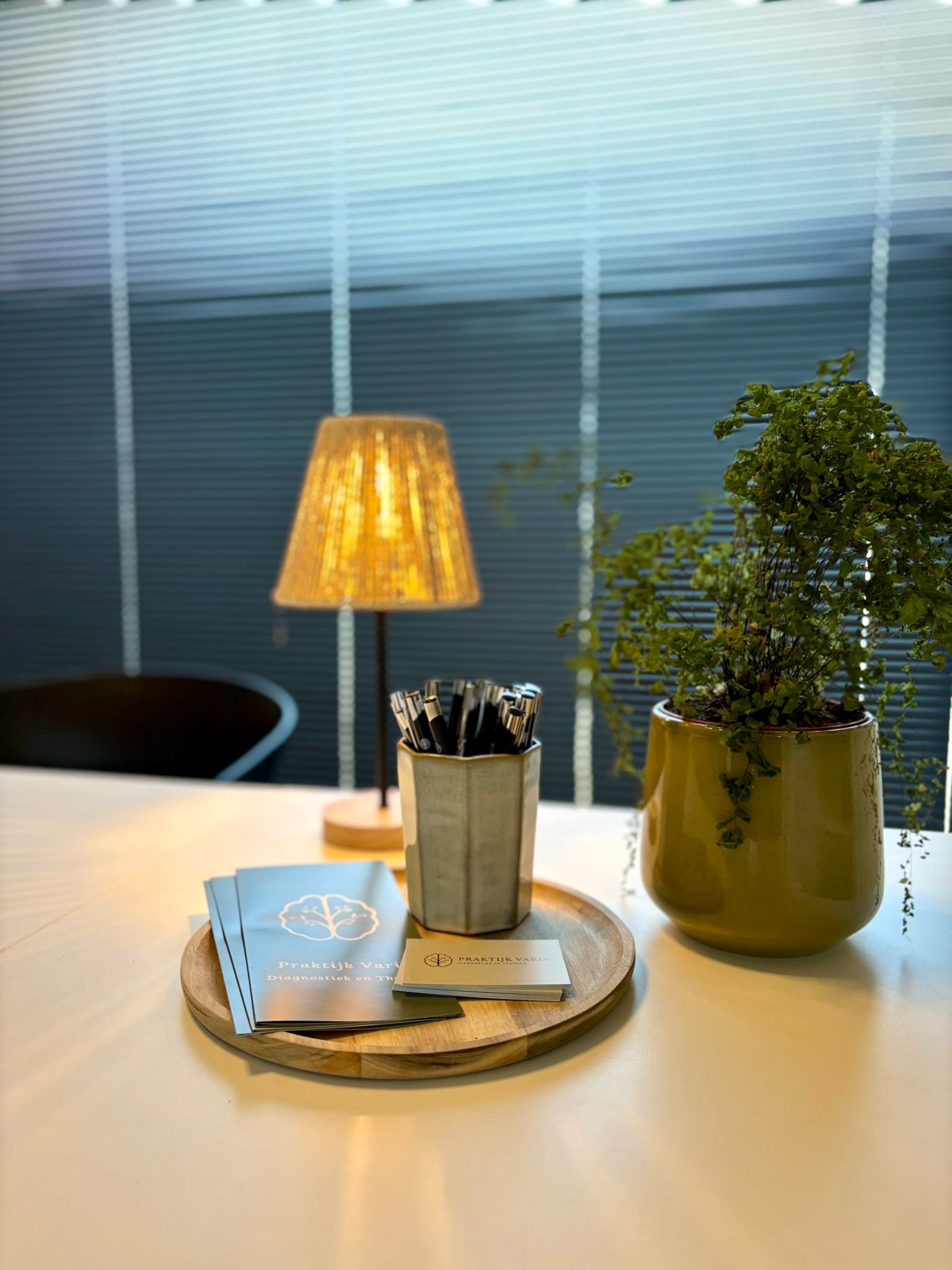 Detail met plant, lamp en kaartjes op tafel