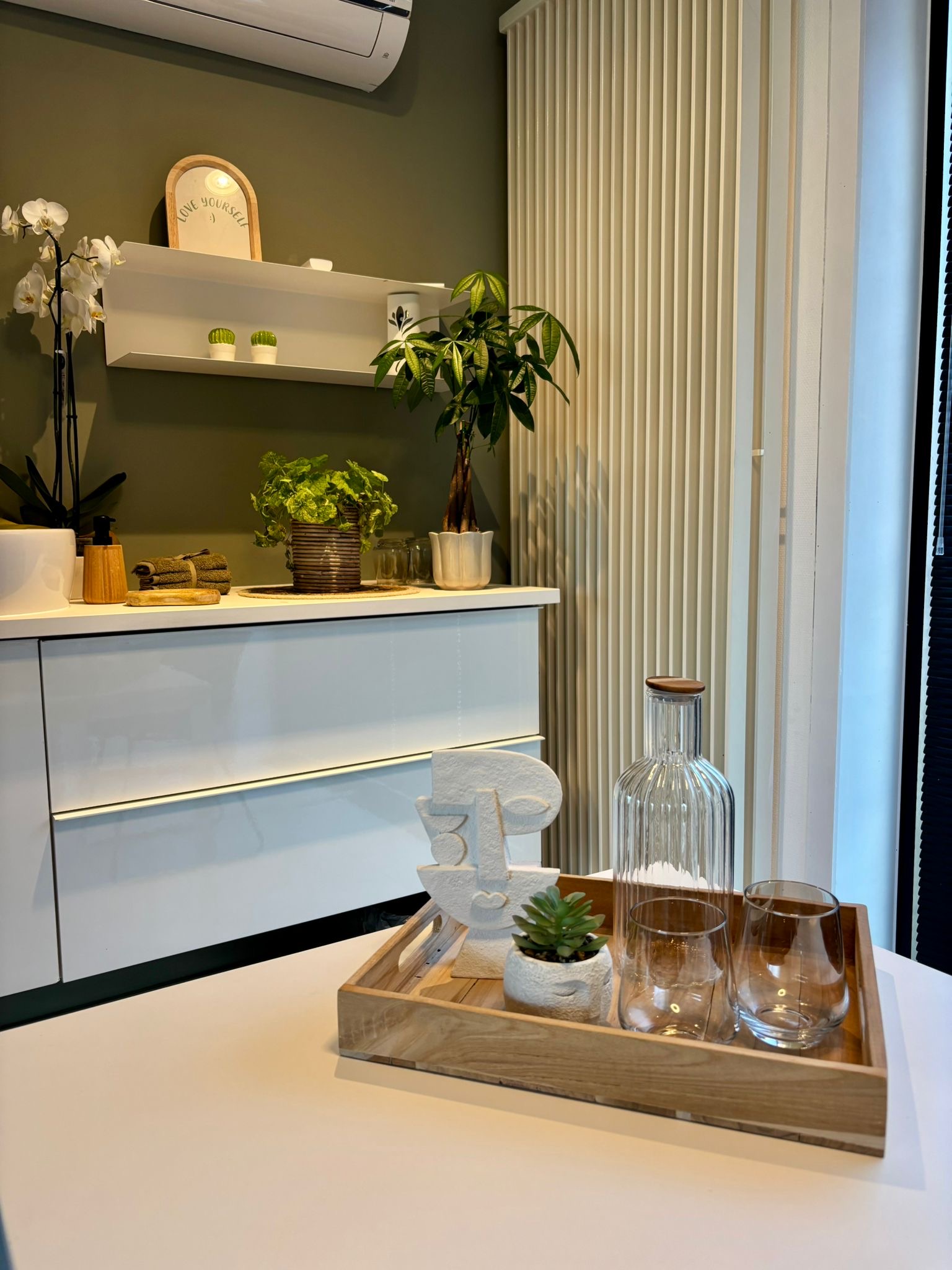 Consultatieruimte met kast, planten en waterkaraf