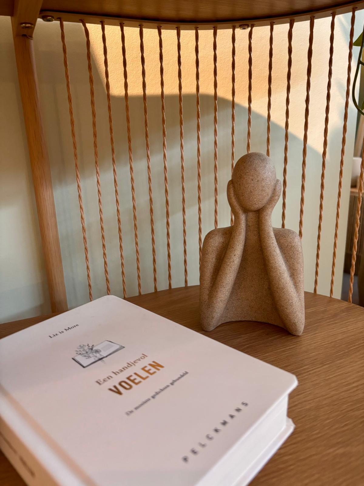 Detail met boek, houten decoratie en warm licht