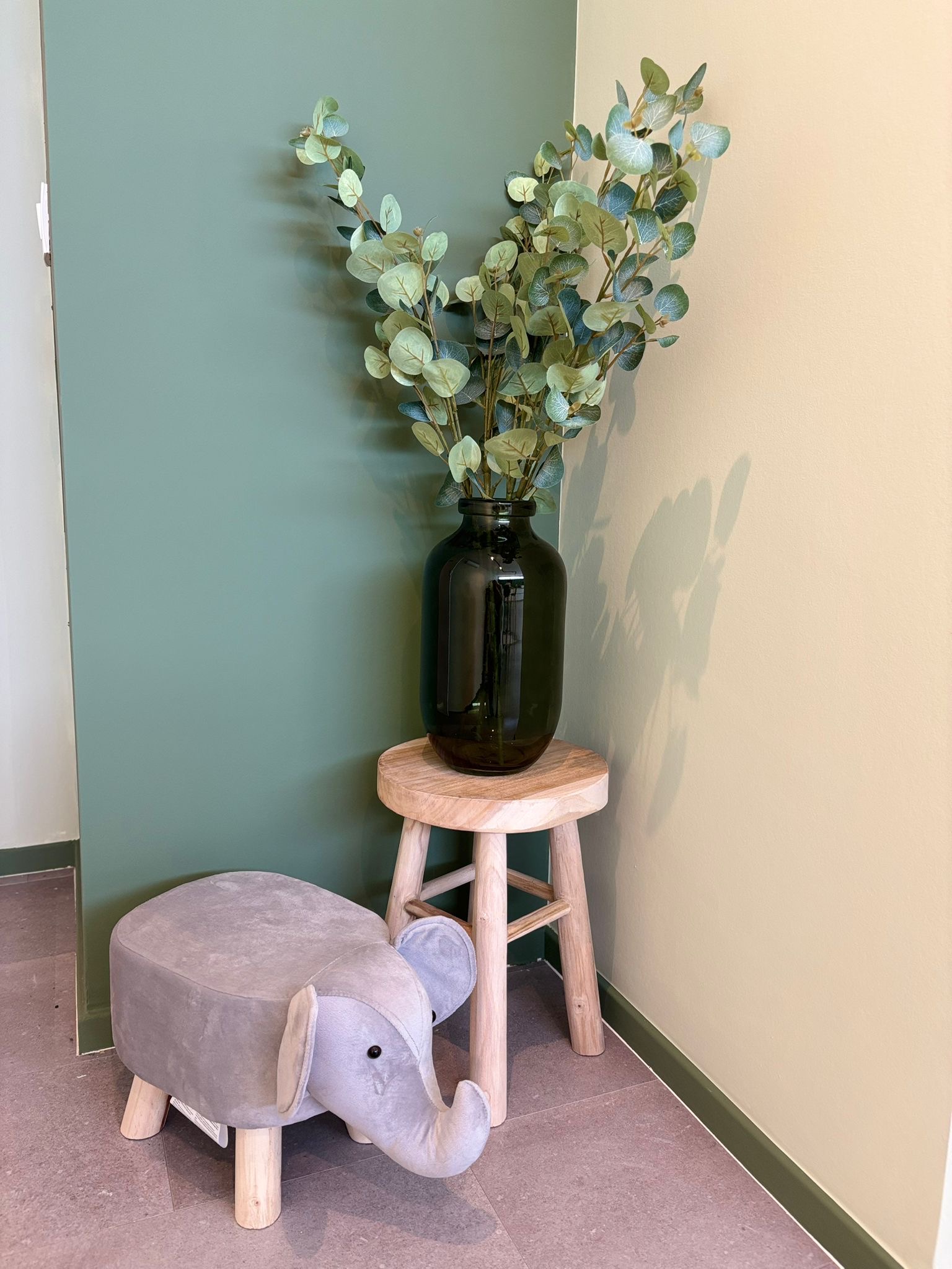 Kinderhoekje met plant en zacht zitmeubel