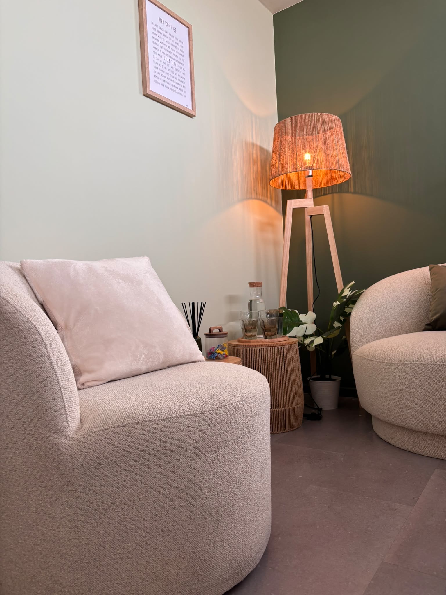 Therapieruimte met zachte zetels en warme vloerlamp