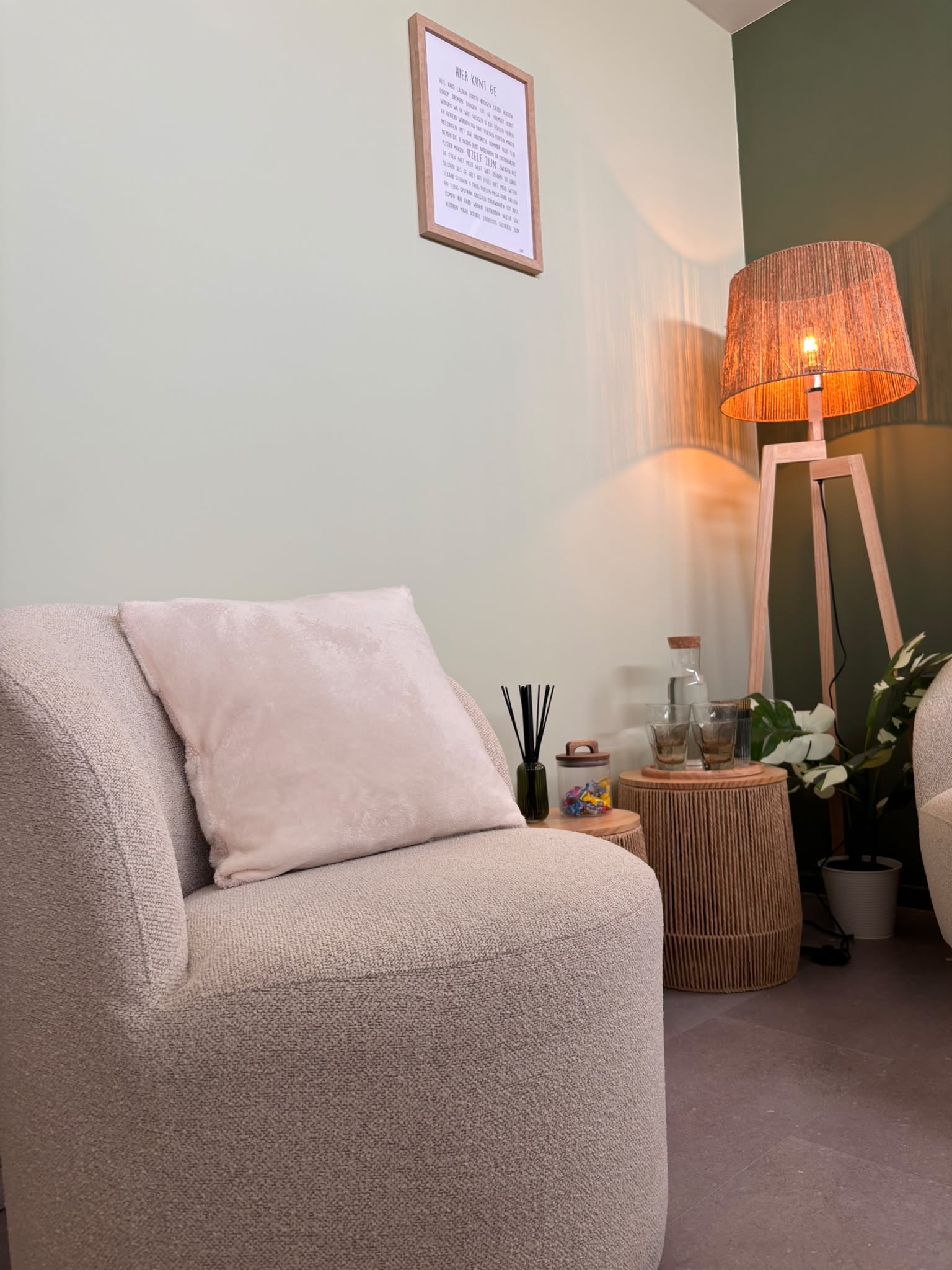Zachte zetel met bijzettafels en warme lamp