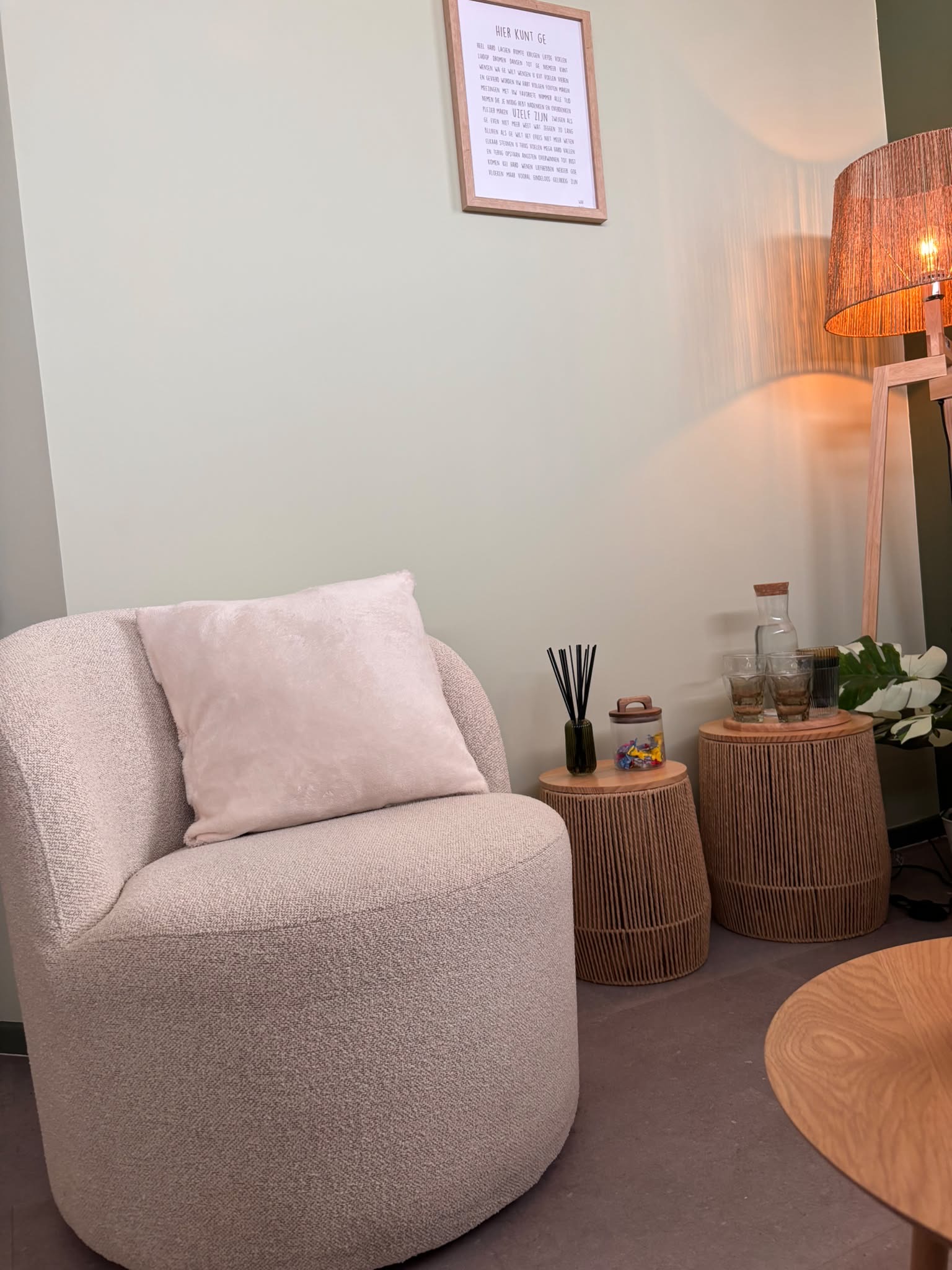 Zithoek met zachte stoel en houten bijzettafels