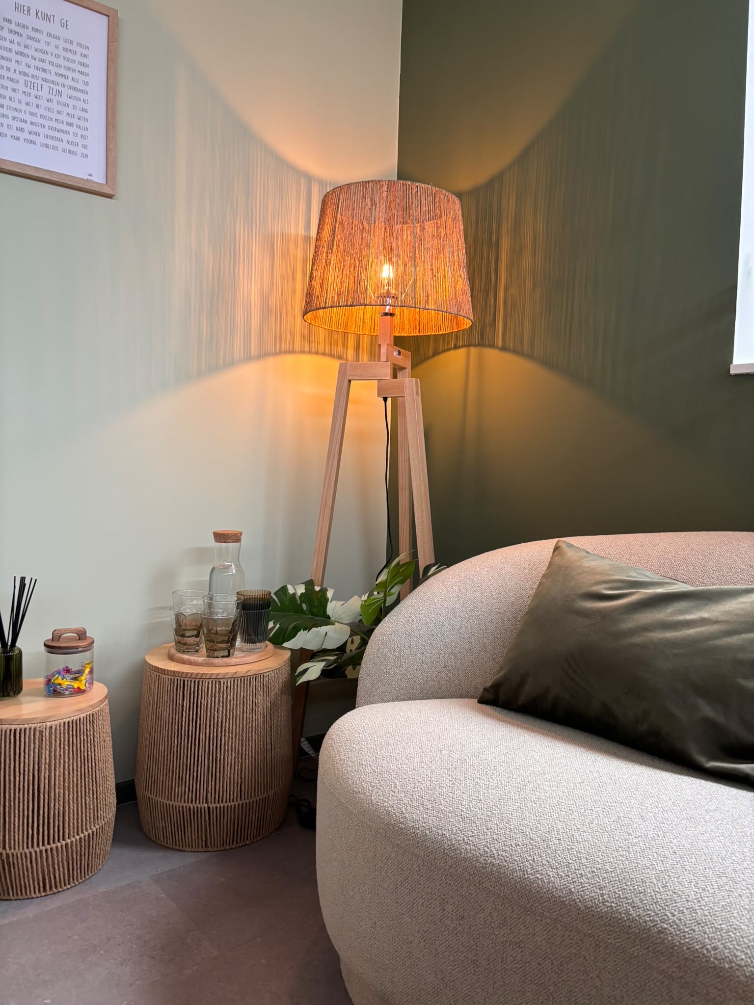 Detail met vloerlamp, glaswerk en warme verlichting