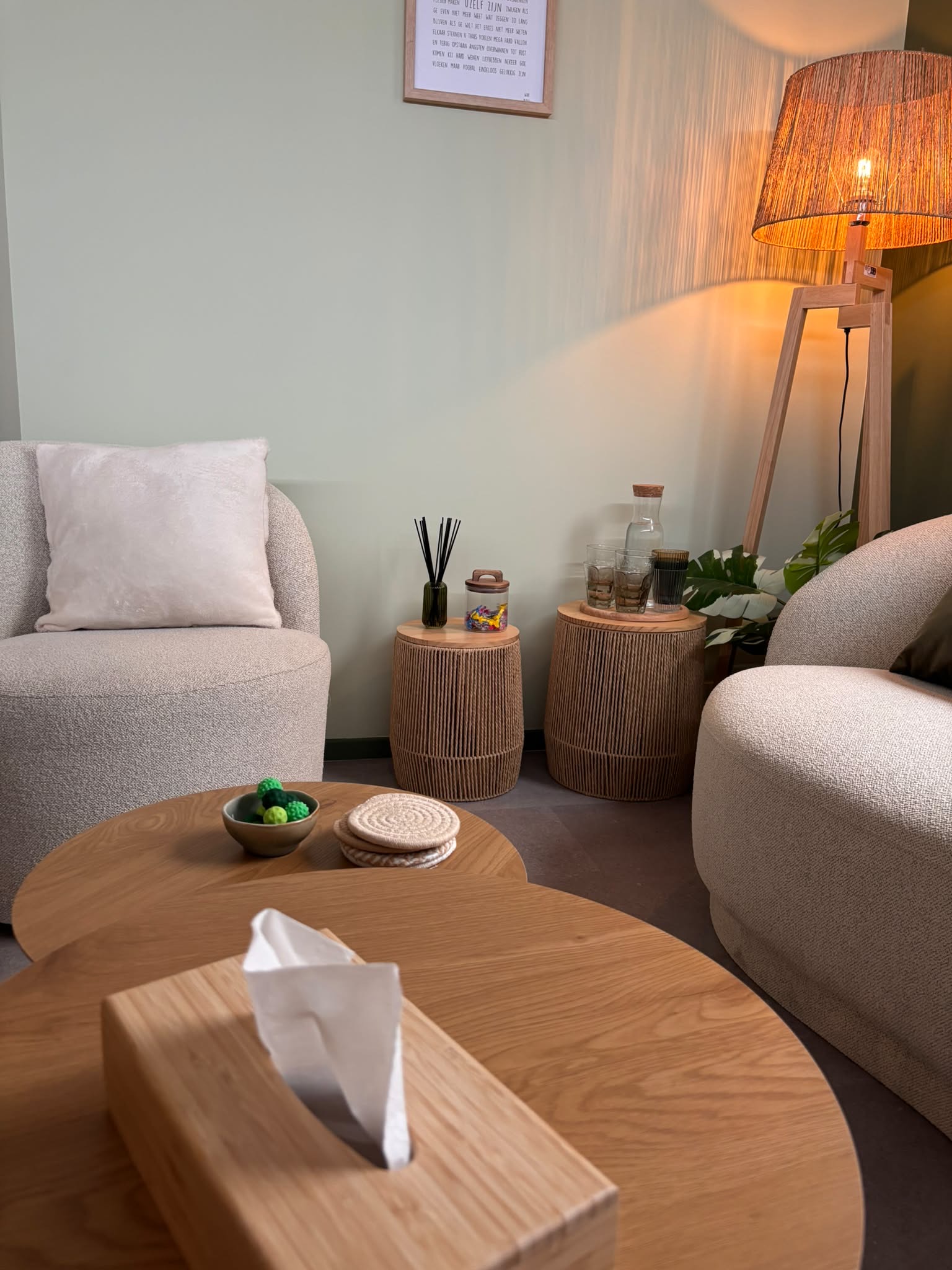 Warme therapieruimte met zachte zetels en sfeervolle lamp
